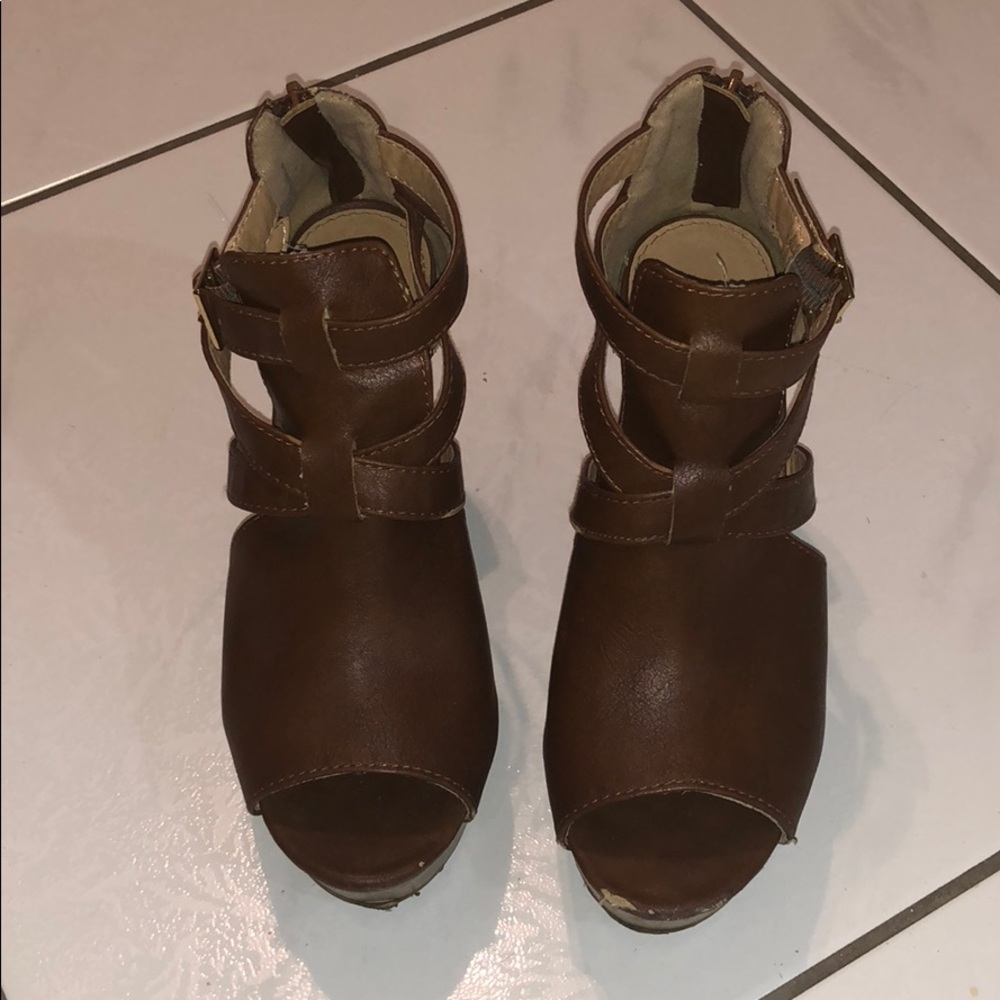 Brown leather like wedges